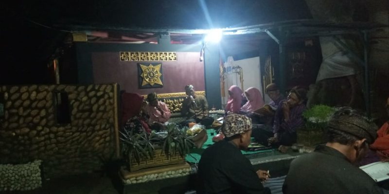 Paguyuban Tembang Macapatan ‘Sekar Arum’ Mengenalkan dan Melestarikan Budaya Leluhur Dahulu di Makam ‘Mbah Cinde Amoh’