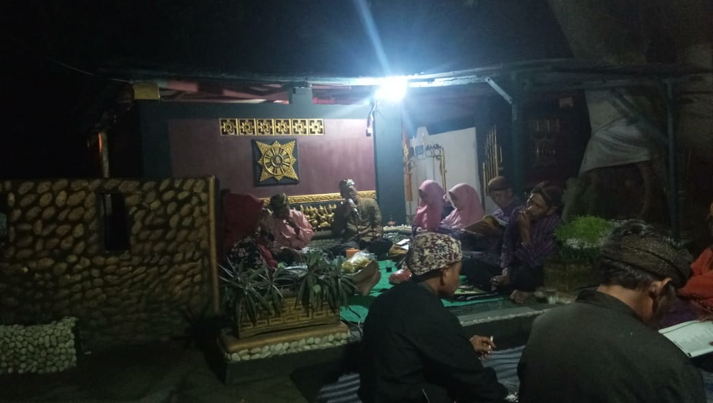 Paguyuban Tembang Macapatan ‘Sekar Arum’ Mengenalkan dan Melestarikan Budaya Leluhur Dahulu di Makam ‘Mbah Cinde Amoh’