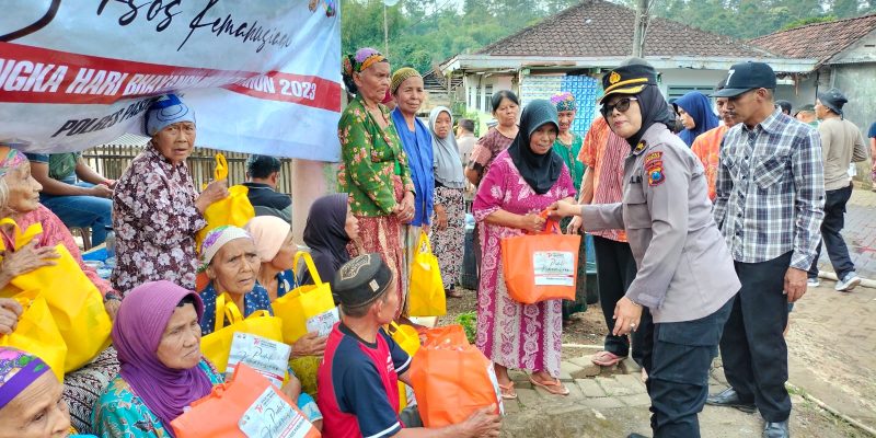 Polisi Peduli, Jum’at Curhat Salurkan Bantuan Kemanusiaan Untuk Masyarakat