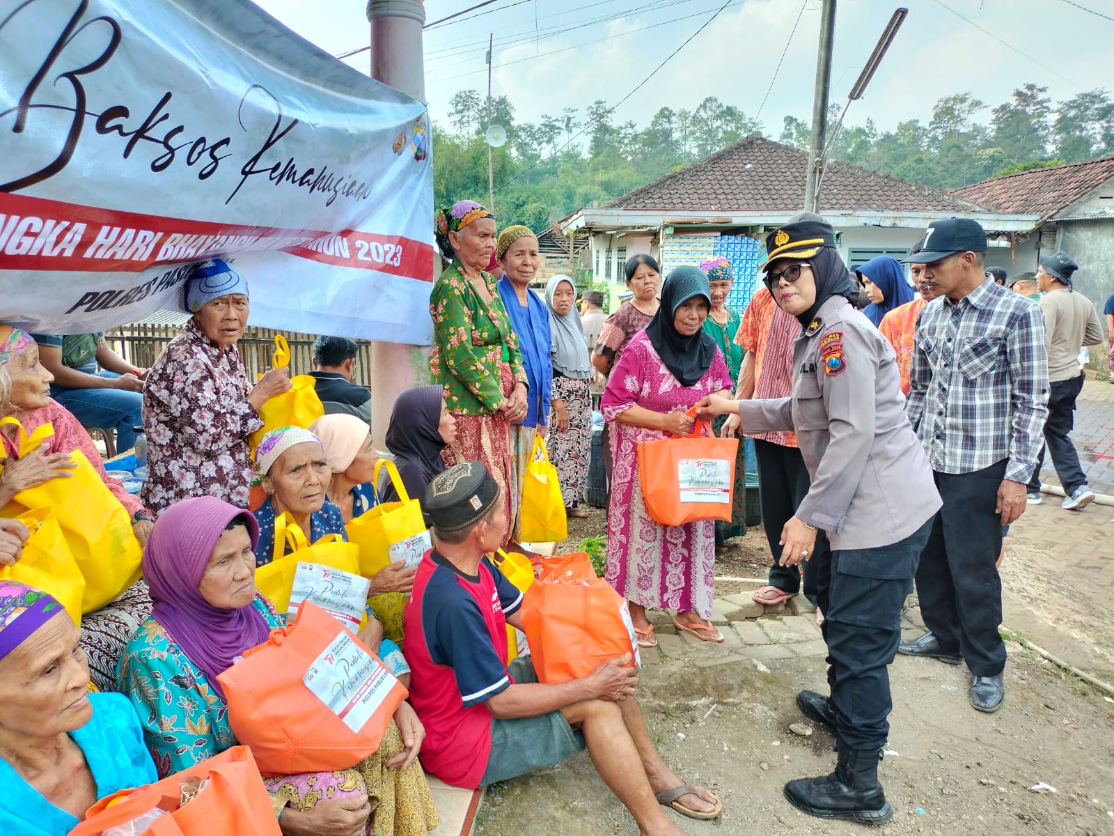 Polisi Peduli, Jum’at Curhat Salurkan Bantuan Kemanusiaan Untuk Masyarakat