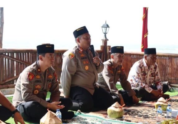 Kapolres Rembang Gelar Jum’at Curhat di Pantai Balongan Kragan