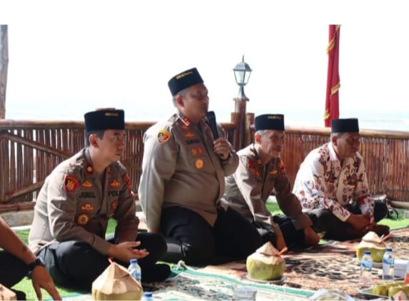 Kapolres Rembang Gelar Jum’at Curhat di Pantai Balongan Kragan