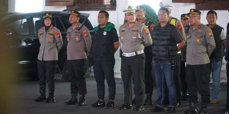 Ratusan Personil Gabungan Polrestabes Surabaya Dan Polres Pelabuhan Tanjung Perak Melakukan Pengamanan Aniversary Persebaya Surabaya Ke-96