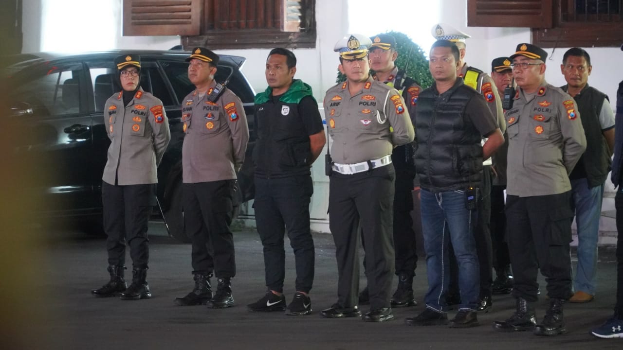 Ratusan Personil Gabungan Polrestabes Surabaya Dan Polres Pelabuhan Tanjung Perak Melakukan Pengamanan Aniversary Persebaya Surabaya Ke-96