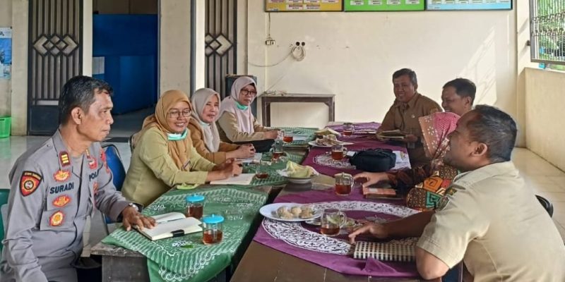 Patroli Dialogis Polsek Sragi, Sambangi Kantor Balai Desa Klunjukan dan Tegalontar