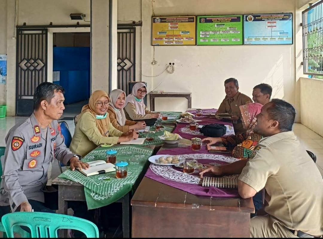 Patroli Dialogis Polsek Sragi, Sambangi Kantor Balai Desa Klunjukan dan Tegalontar