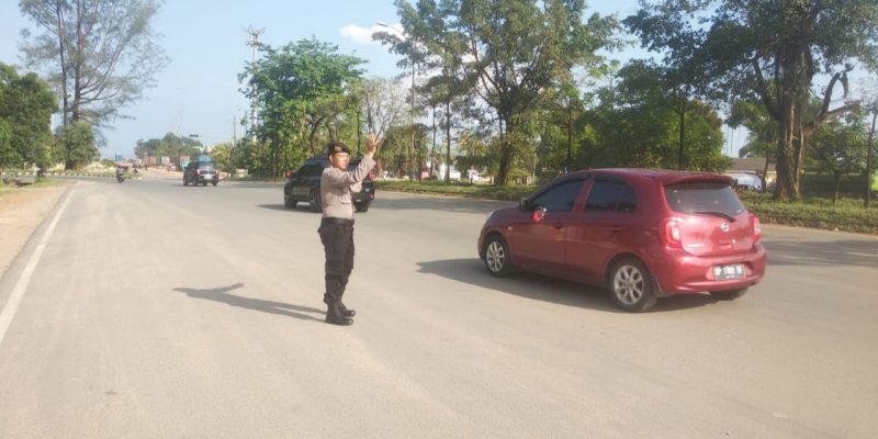 Personil Polsek Batu Ampar Beri kelancaran Bagi Pengguna Jalan Laksanakan Strong Poin Pagi