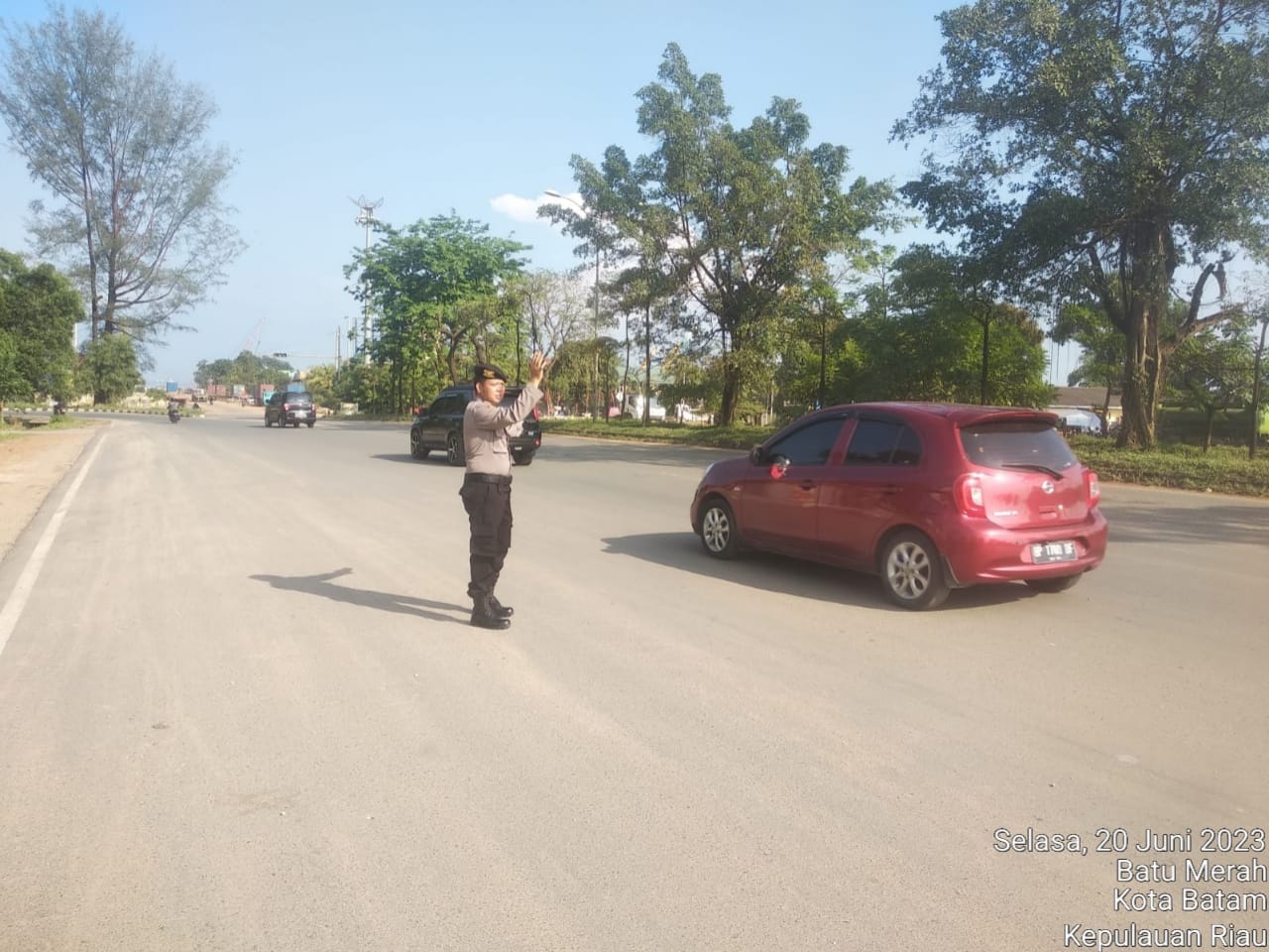 Personil Polsek Batu Ampar Beri kelancaran Bagi Pengguna Jalan Laksanakan Strong Poin Pagi