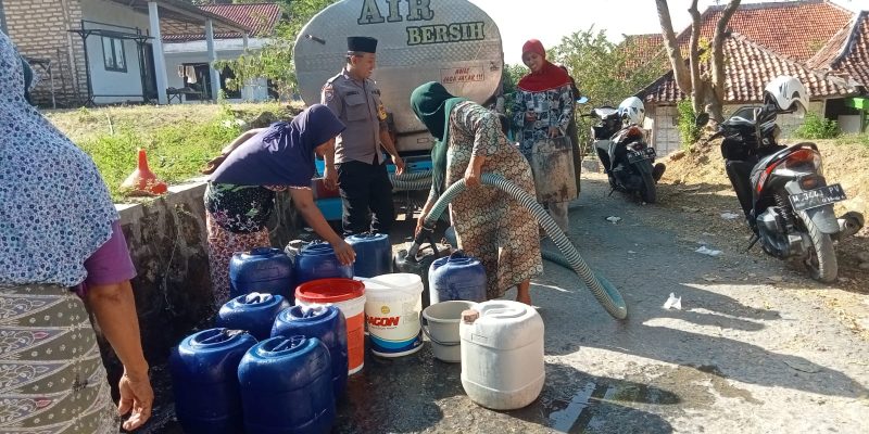 Polisi RW Polres Sampang Terus Bagikan Air Bersih Kepada Masyarakat Dan Tempat-Tempat Ibadah