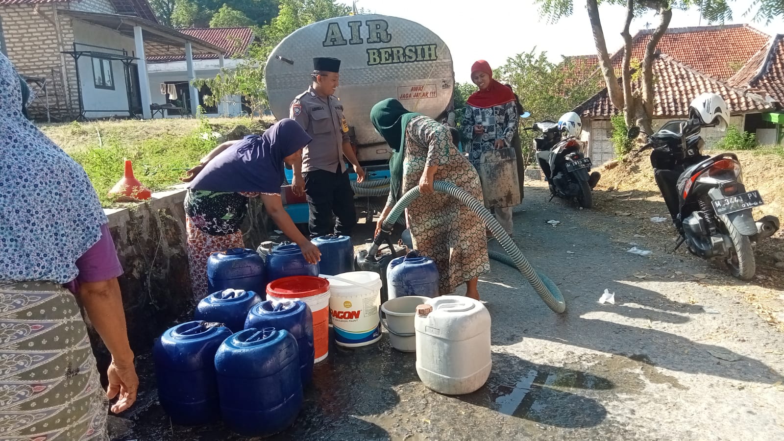 Polisi RW Polres Sampang Terus Bagikan Air Bersih Kepada Masyarakat Dan Tempat-Tempat Ibadah