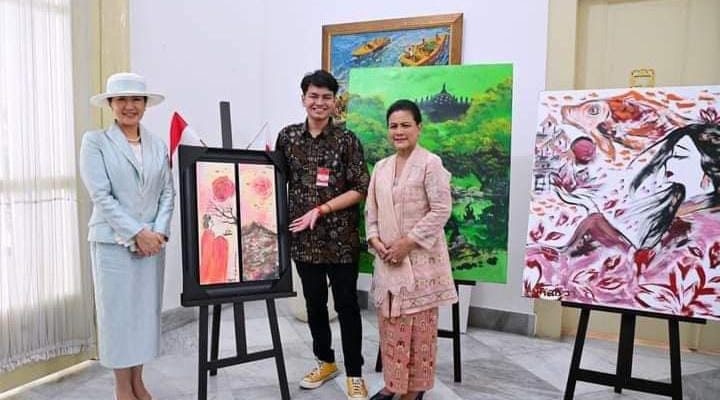 Ibu Iriana Ajak Permaisuri Jepang Lihat Lukisan dan Pameran Batik Jawa Hokokai