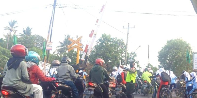 Polsek Sragi Rutin Laksanakan Pengaturan Lalu Lintas