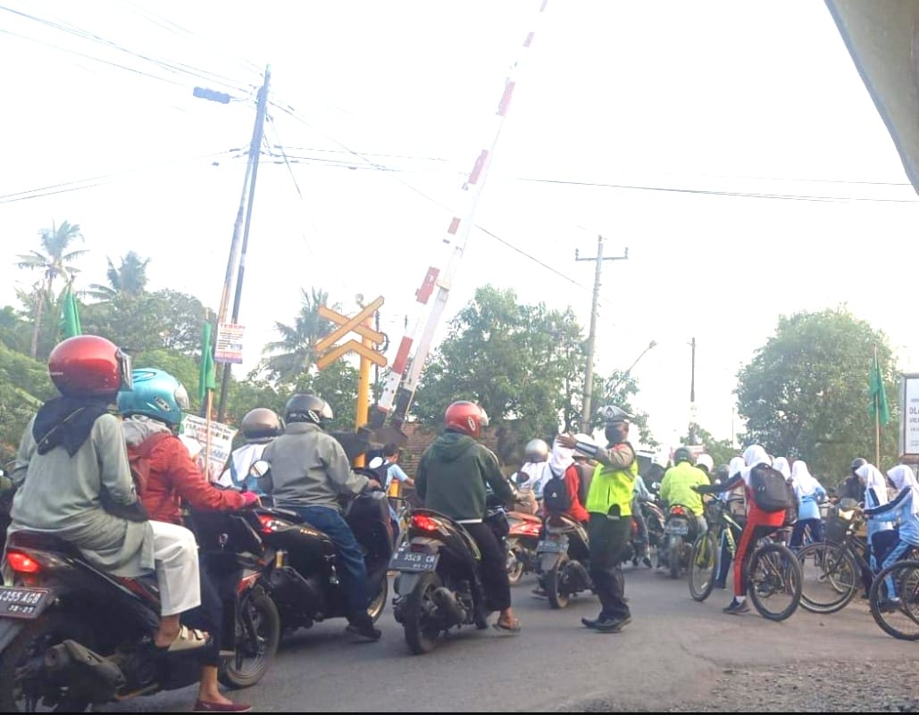 Polsek Sragi Rutin Laksanakan Pengaturan Lalu Lintas