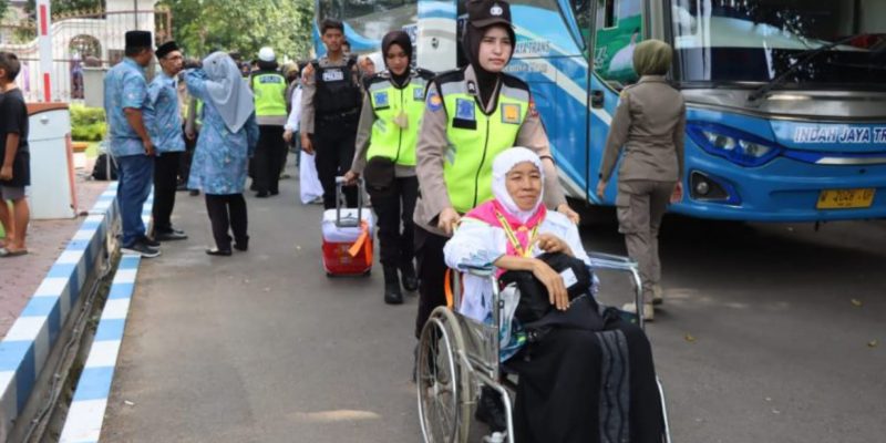 Ratusan Polisi di Jombang, Amankan Pemberangkatan Calon Jamaah Haji
