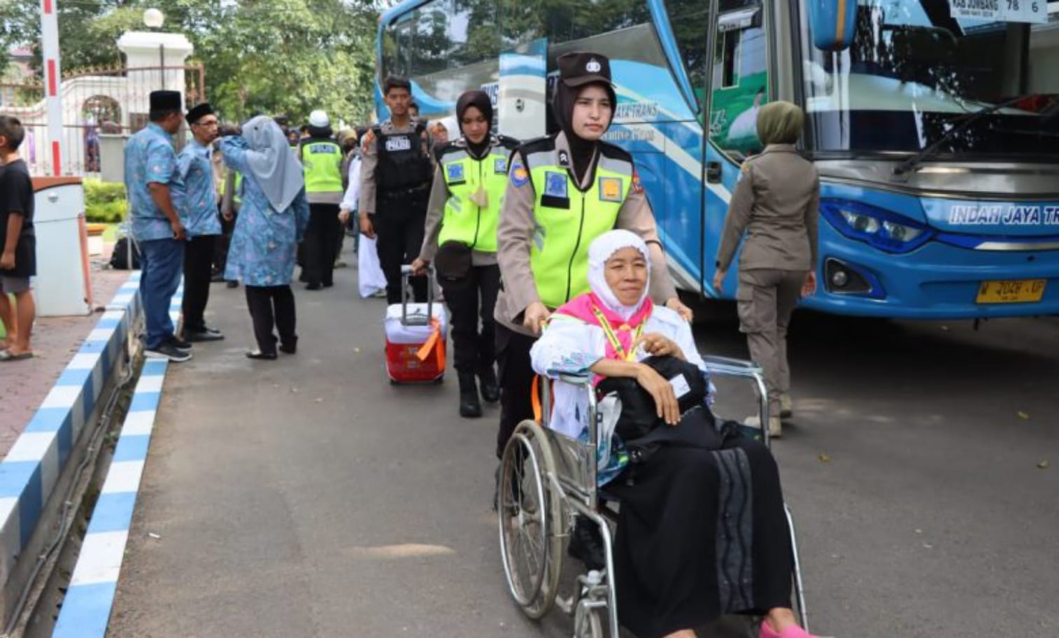 Ratusan Polisi di Jombang, Amankan Pemberangkatan Calon Jamaah Haji