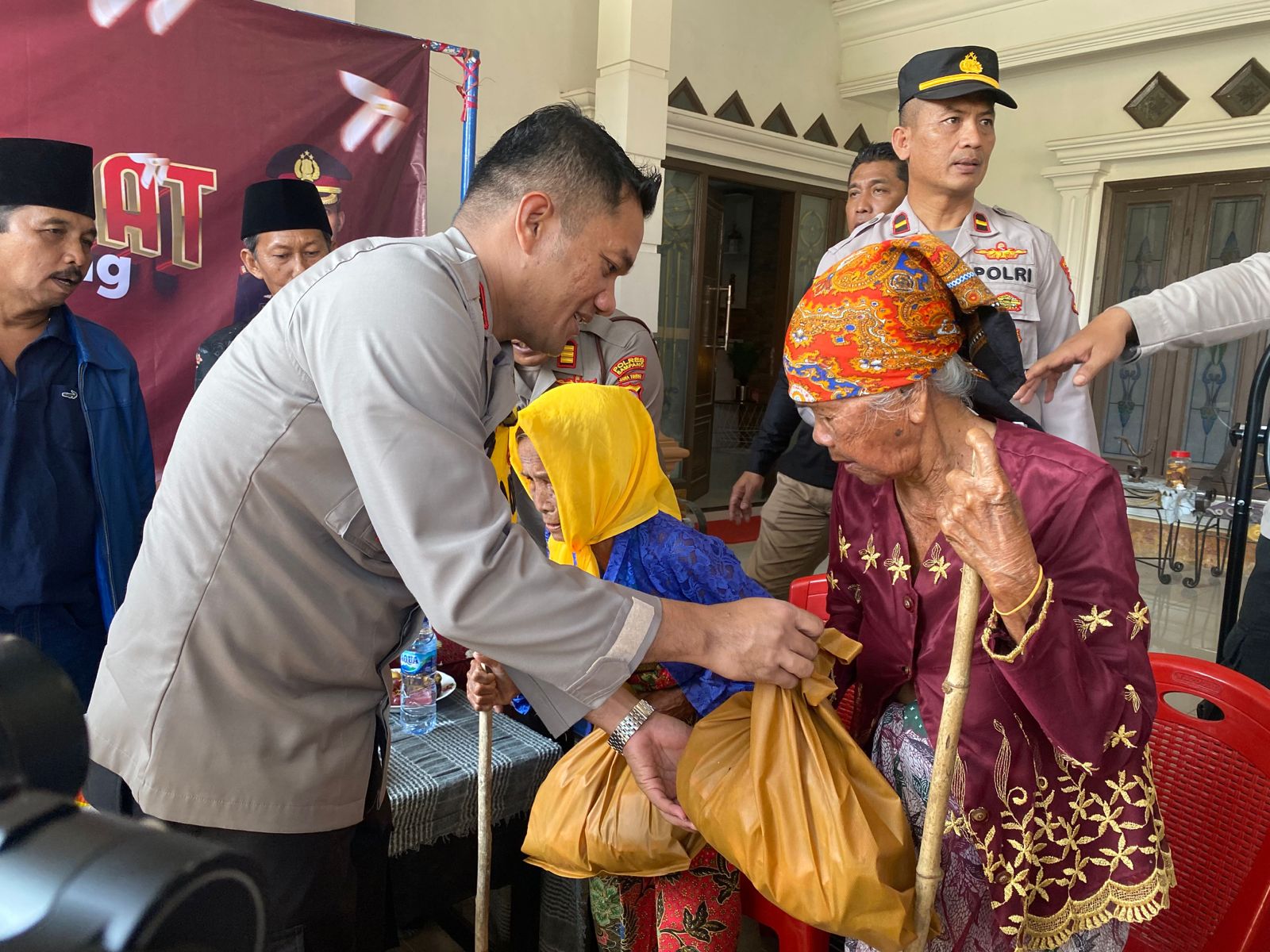 Jum’at Curhat Special Hari Bhayangkara Ke-77 Kapolres Sampang Bagikan Air Bersih Dan Sembako Di Desa Pacanggaan Pangarengan