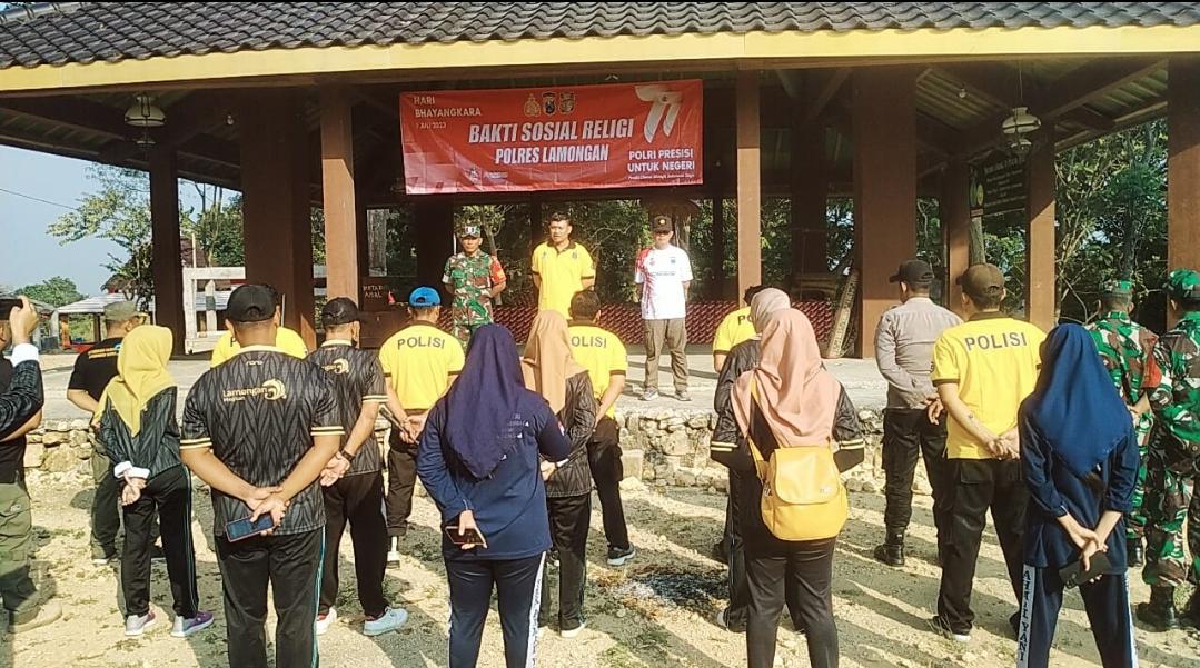 Menjelang HUT Bhayangkara Ke-77, Babinsa Koramil 0812/06 Gelar Bakti Sosial Religi Polres Lamongan