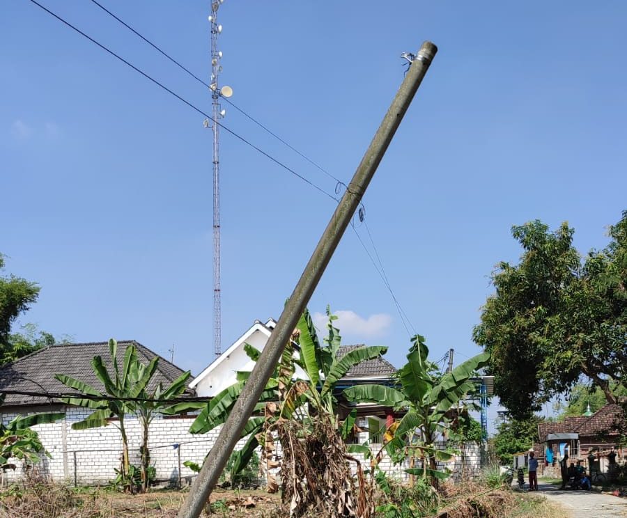 Tiang Listrik Miring Bahayakan Pengguna Jalan di Dusun Bolong Desa Jatipayak