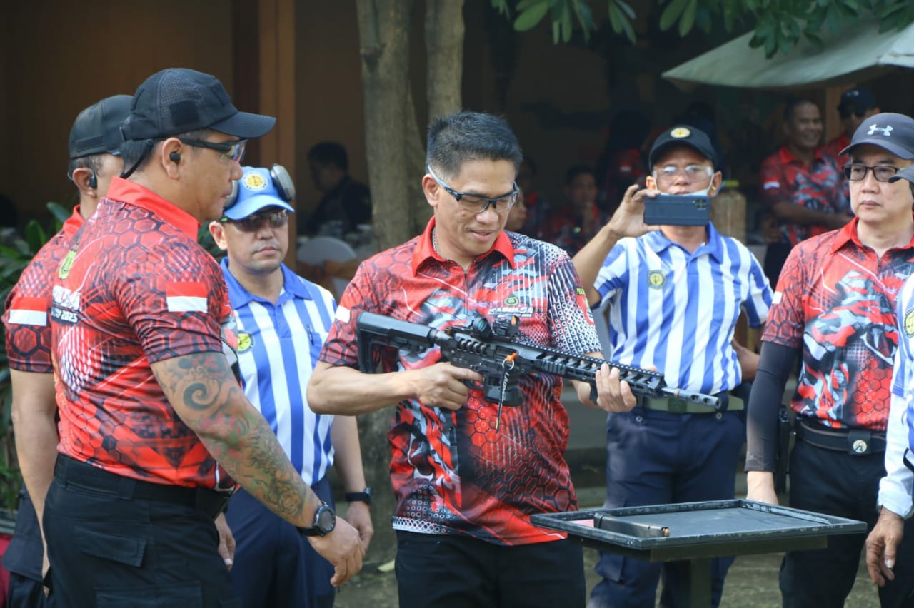 Hari Bhayangkara ke 77 Waka Polda Jatim Membuka Lomba Menembak Kapolda Cup 2023