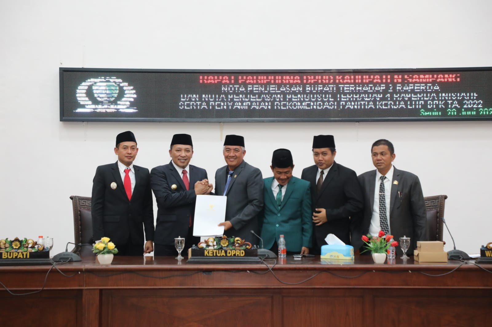 DPRD Sampang Gelar Rapat Paripurna, Penyampaian Panja LHP BPK TA 2022 Serta Nota penjelasan Bupati 2 Raperda Dan Pengusulan 4 Raperda Inisiatif