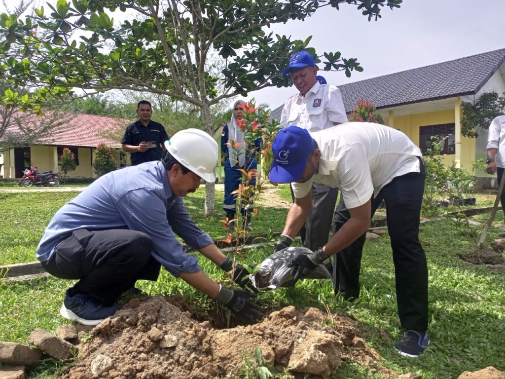 Medco E&P Gelar Penanaman Pohon Unggulan dan Diskusi di SMAN 1 Indra Makmu