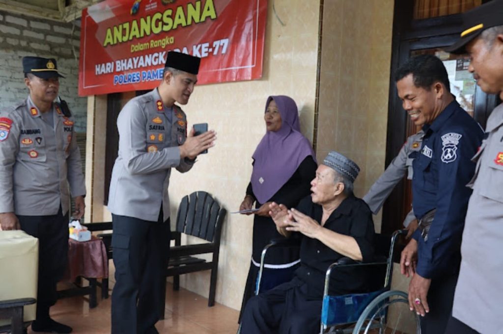 Kapolres Pamekasan Kunjungi Purna Polri Yang Sakit Dan Berikan Bantuan Sembako