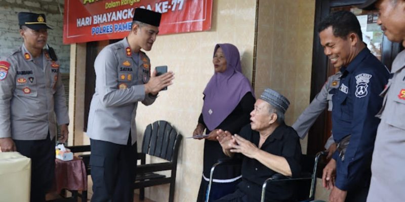 Kapolres Pamekasan Kunjungi Purna Polri Yang Sakit Dan Berikan Bantuan Sembako