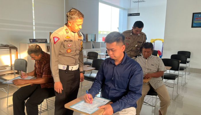 Kasatlantas Polres Mojokerto Kota Beri Arahan Pemohon SIM Agar Tidak Melalui Calo.