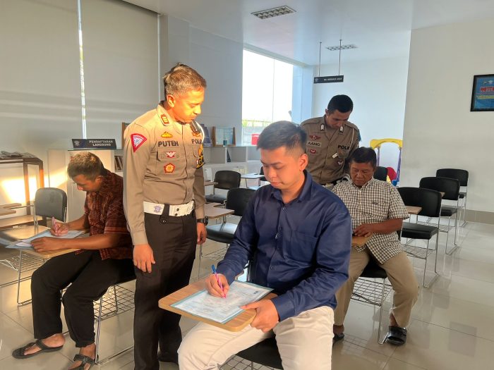 Kasatlantas Polres Mojokerto Kota Beri Arahan Pemohon SIM Agar Tidak Melalui Calo.