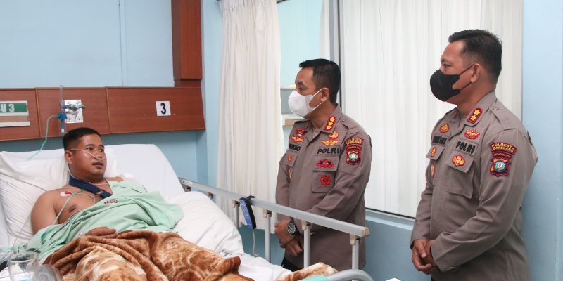 Kapolresta Barelang & Wakapolresta Besuk Anggota Brimob yang Terkena Anak Panah Pasca Kerusuhan Tangki Seribu