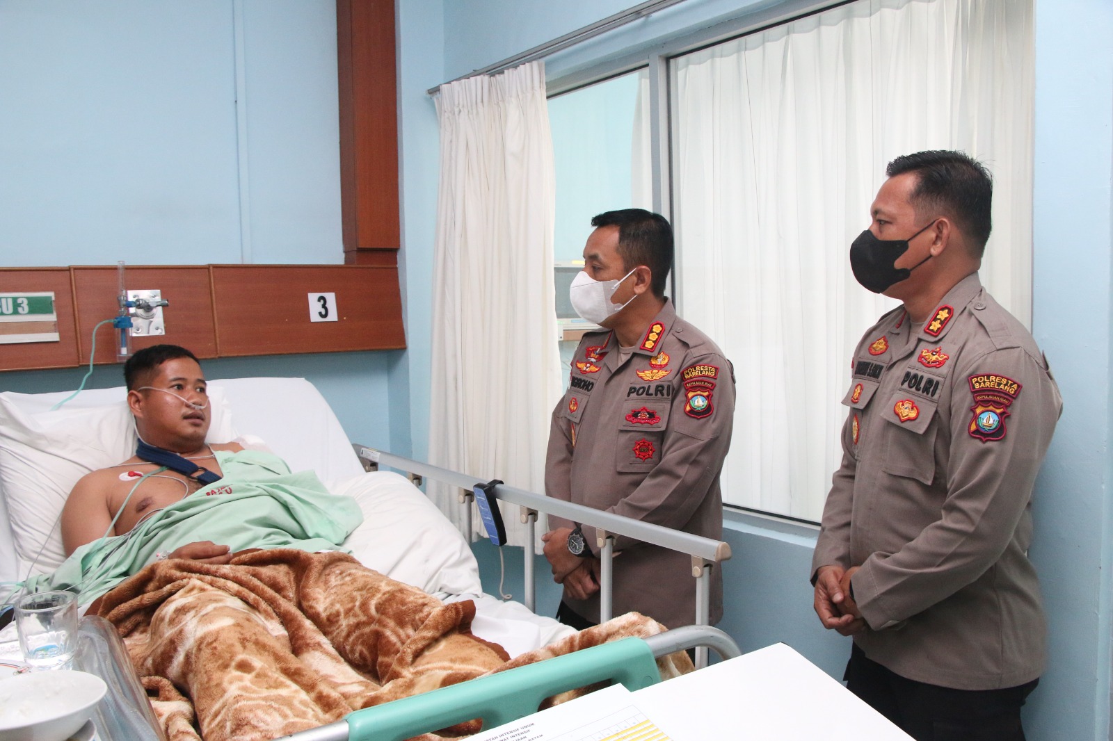 Kapolresta Barelang & Wakapolresta Besuk Anggota Brimob yang Terkena Anak Panah Pasca Kerusuhan Tangki Seribu
