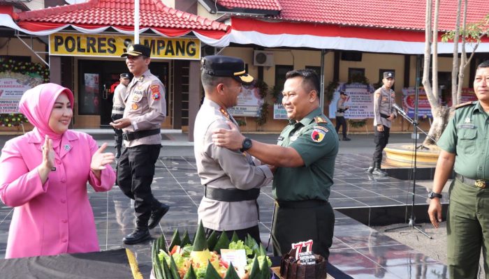 Dandim 0828 Sampang Berikan Kejutan Kepada Kapolres Sampang Saat Pimpin Tradisi Korps Rapor Kenaikan Pangkat