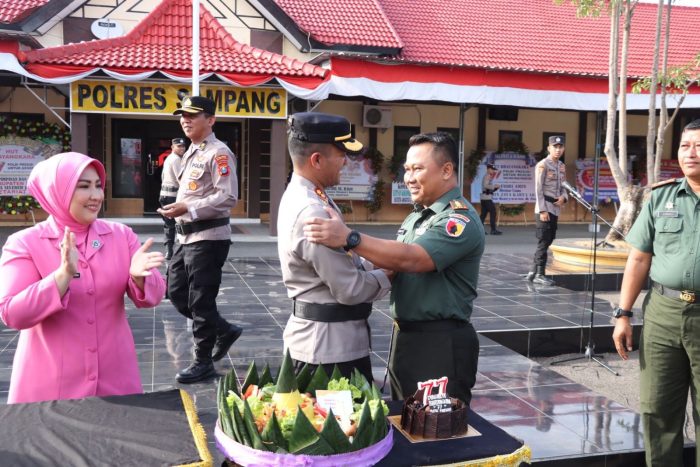 Dandim 0828 Sampang Berikan Kejutan Kepada Kapolres Sampang Saat Pimpin Tradisi Korps Rapor Kenaikan Pangkat