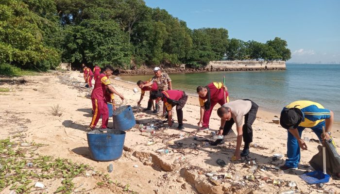 Jadikan Sekupang Bersih, Nyaman Dan Indah, Lagi Kapolsek Sekupang Bersihkan Sampah Di Pantai