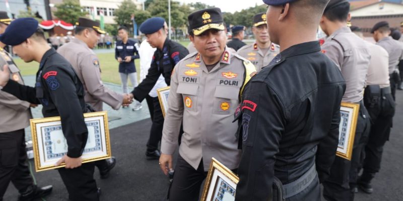 Kapolda Jatim Beri Penghargaan Puluhan Personel Polri dan PNS serta Masyarakat Umum.