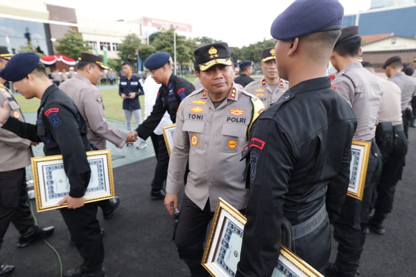 Kapolda Jatim Beri Penghargaan Puluhan Personel Polri dan PNS serta Masyarakat Umum.