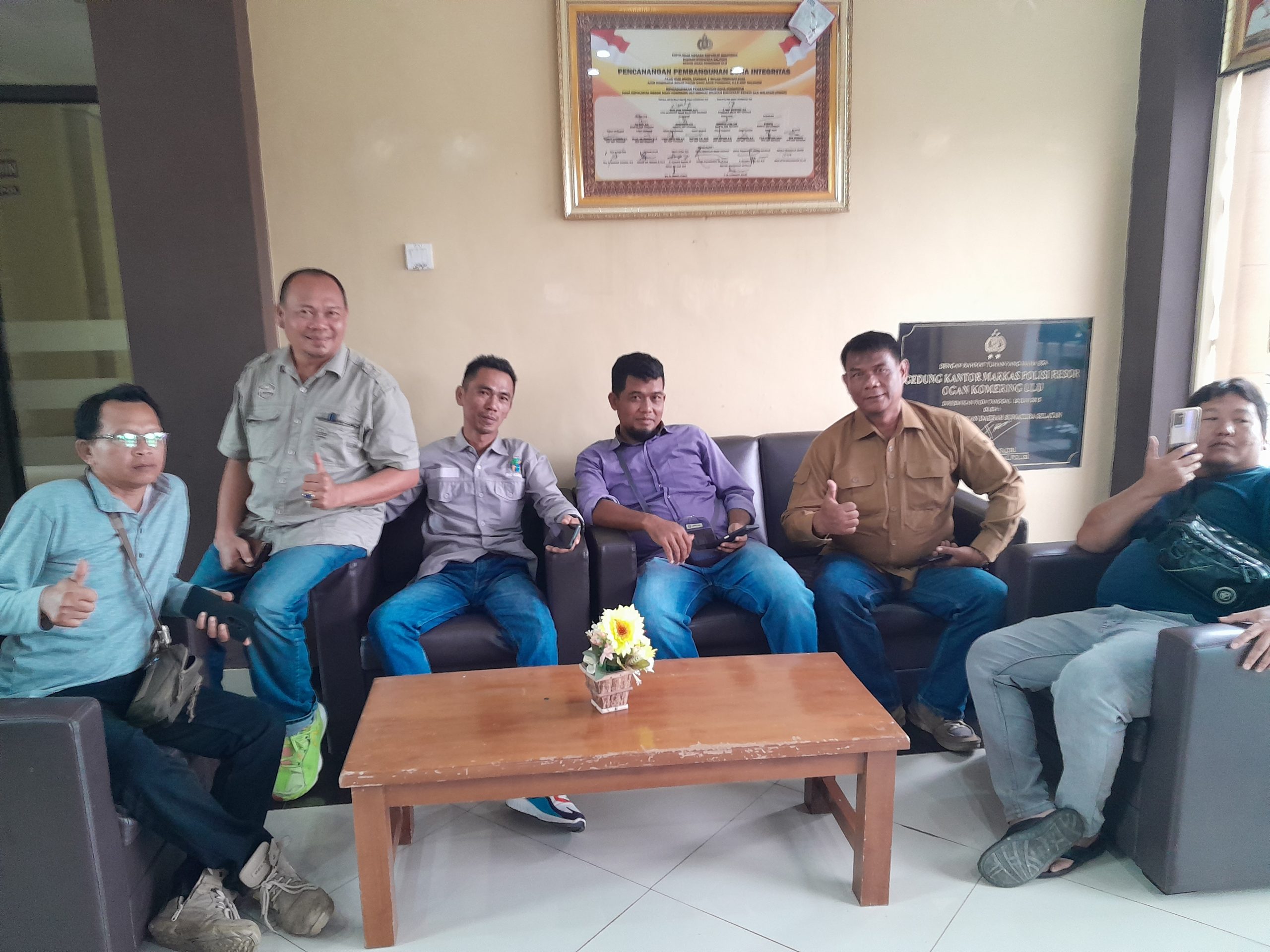 Inisiatif Masyarakat Oku Melaporkan Secara Resmi Terkait Penggembokan Gerbang Dprd Ke Mapolres Oku