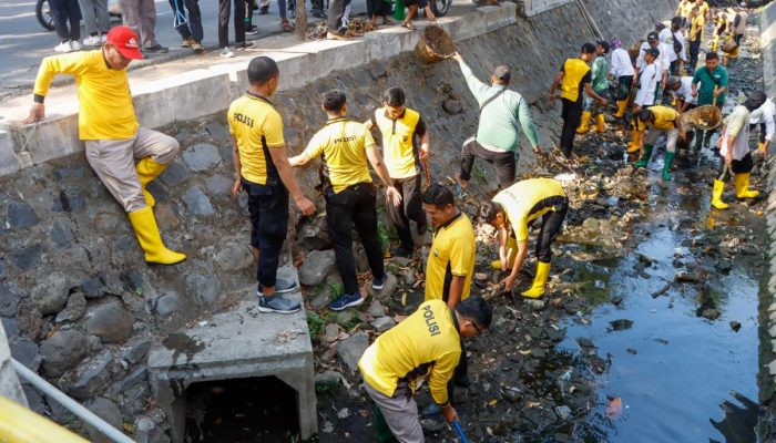 Peduli Lingkungan, Polres Jombang Bersihkan Aliran Sungai