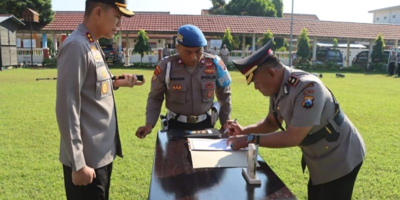 Kapolres Jombang Menggelar Upacara Kenaikan Pangkat dan Sertijab Lima Kapolsek