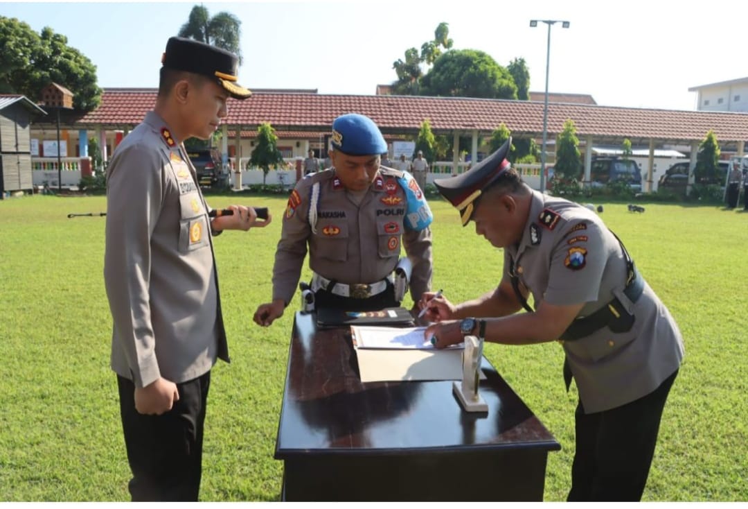 Kapolres Jombang Menggelar Upacara Kenaikan Pangkat dan Sertijab Lima Kapolsek