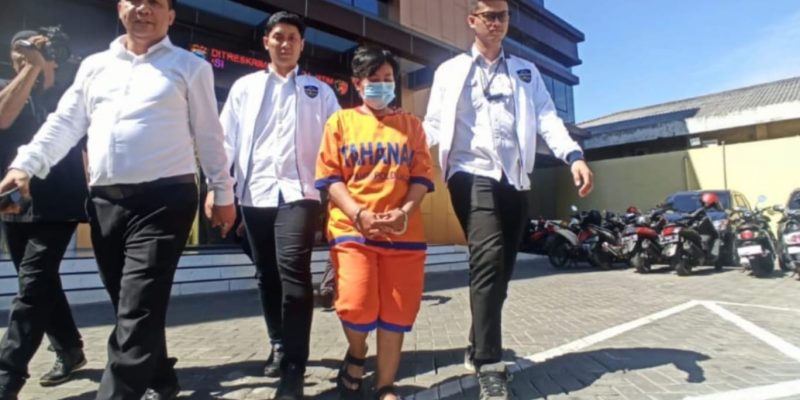 Polda Jatim Serahkan Tersangka Investasi Bodong dan Barang Bukti ke Kejari Malang.