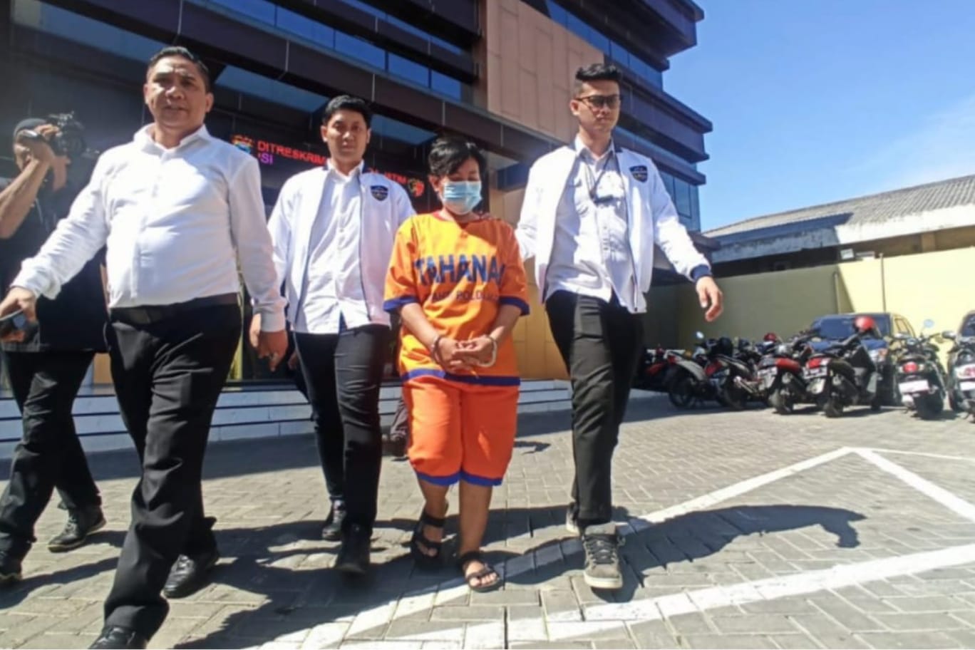 Polda Jatim Serahkan Tersangka Investasi Bodong dan Barang Bukti ke Kejari Malang.
