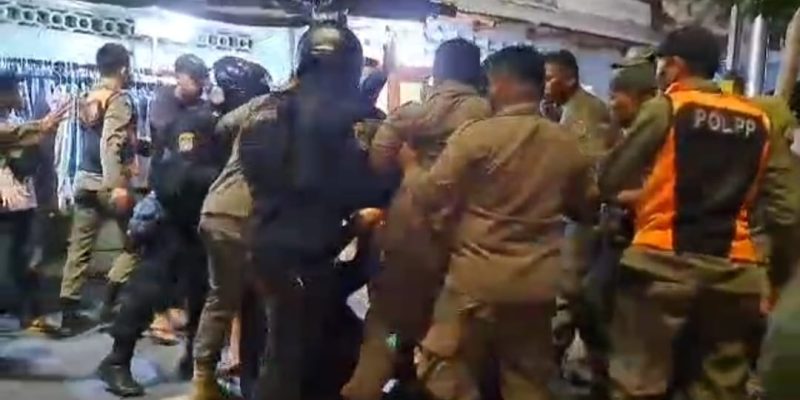 Masih Saja Ada Sejumlah Satpol PP Yang Mengeroyok Para Pedagang Kecil Di Jalanan Surabaya, Gaji Dari Hasil Rakyat.Gak Bahaya Ta!!