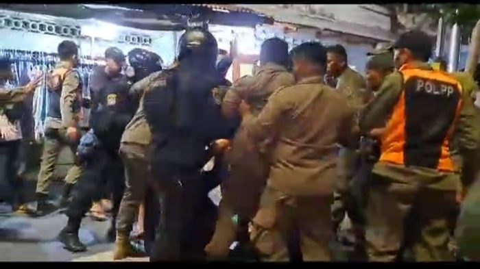 Masih Saja Ada Sejumlah Satpol PP Yang Mengeroyok Para Pedagang Kecil Di Jalanan Surabaya, Gaji Dari Hasil Rakyat.Gak Bahaya Ta!!