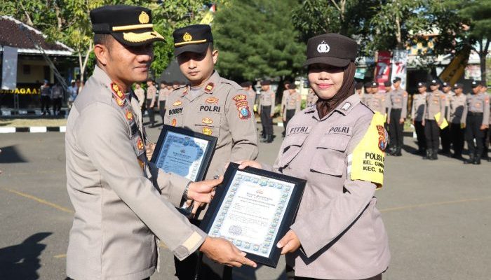 Kapolres Sampang Berikan Penghargaan Kepada Dua Anggotanya Yang Berprestasi