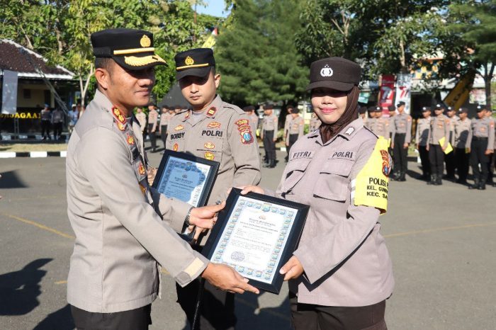 Kapolres Sampang Berikan Penghargaan Kepada Dua Anggotanya Yang Berprestasi