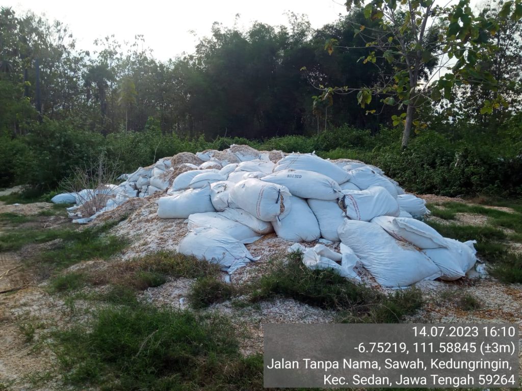 Oknum Petinggi Pokphand Berinisial ‘Bas’ Mengetahui Limbah Cangkang Telur Ditumpuk Di dekat Makam, Tapi Kenapa Dibiarkan?.