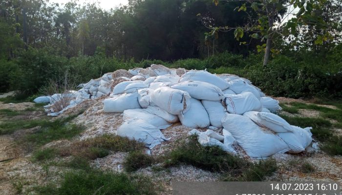 Oknum Petinggi Pokphand Berinisial ‘Bas’ Mengetahui Limbah Cangkang Telur Ditumpuk Di dekat Makam, Tapi Kenapa Dibiarkan?.