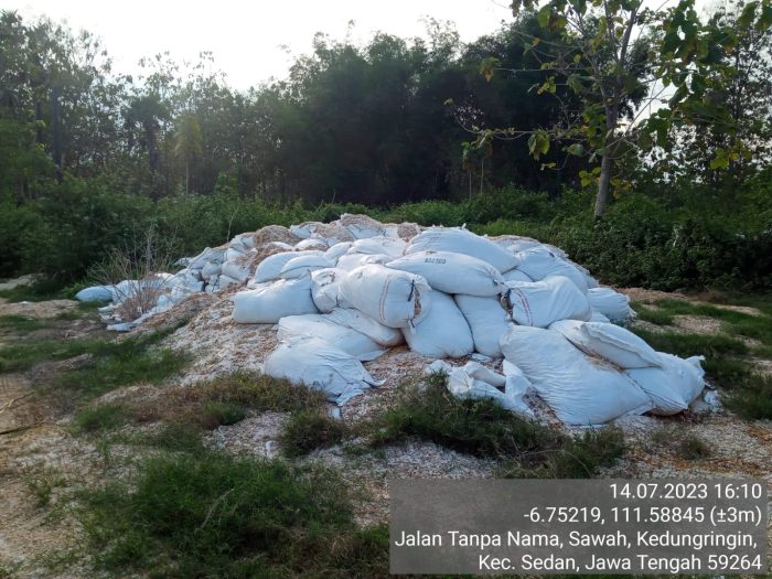 Oknum Petinggi Pokphand Berinisial ‘Bas’ Mengetahui Limbah Cangkang Telur Ditumpuk Di dekat Makam, Tapi Kenapa Dibiarkan?.