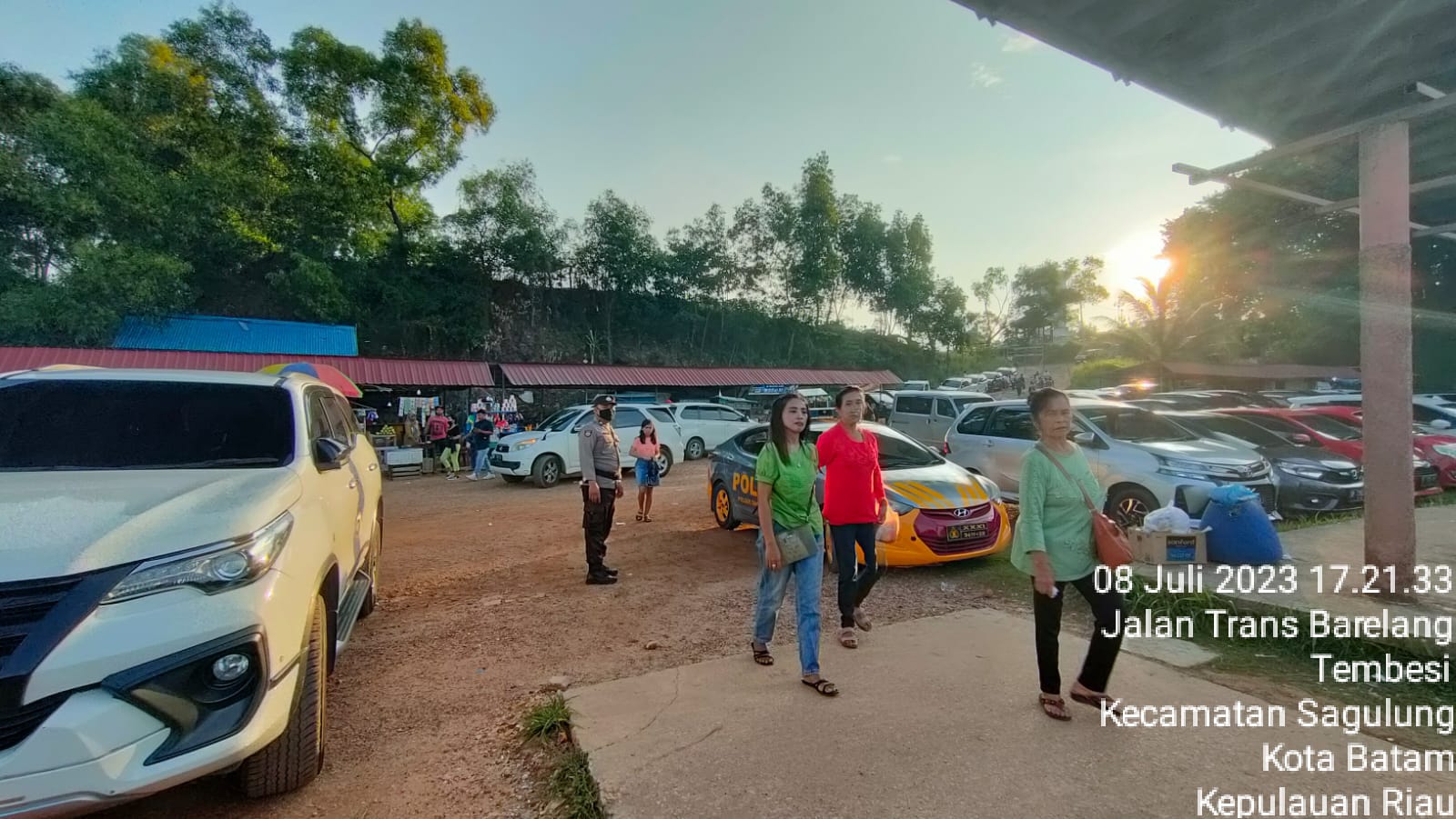 Kembali, Polsek Sagulung Melaksanakan Kegiatan Patroli Jalan Kaki di Wilkum Sagulung